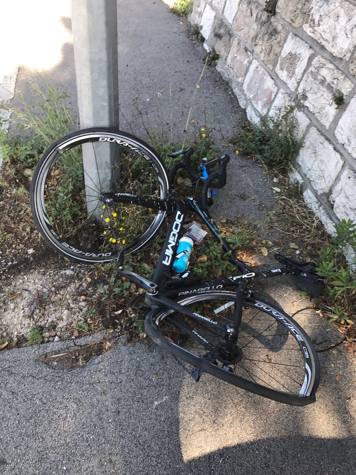 Chris Froome rammed on purpose by driver in France